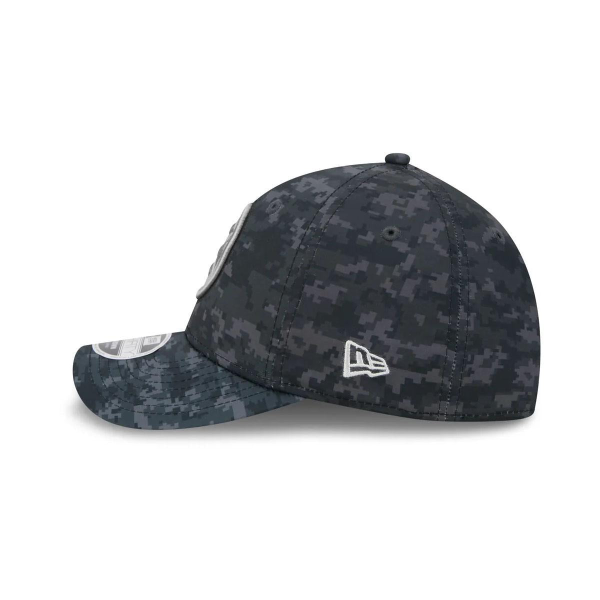 Pittsburgh Steelers New Era Black 2026 Salute To Service 39THIRTY M-Crown Stretch Hat